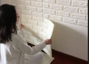 Xốp dán tường rất dễ dàng thi công các bạn hoàn toàn có thể tự dán mà không cần thuê thợ